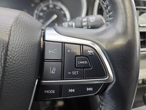 Used 2021 Toyota Highlander XLE image 19