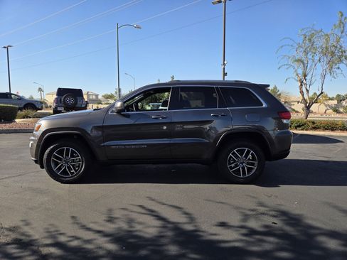Used 2021 Jeep Grand Cherokee Laredo image 3