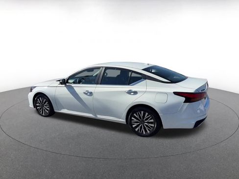 Used 2025 Nissan Altima 2.5 SV FWD image 10