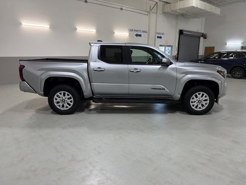 Used 2024 Toyota Tacoma SR5 AWD/4WD image 10