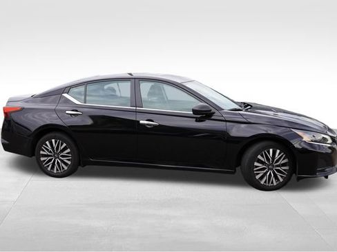 Used 2024 Nissan Altima 2.5 SV FWD image 2
