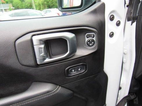 Used 2020 Jeep Gladiator Overland AWD/4WD image 17
