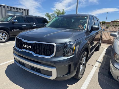 Used 2023 Kia Telluride LX FWD image 2
