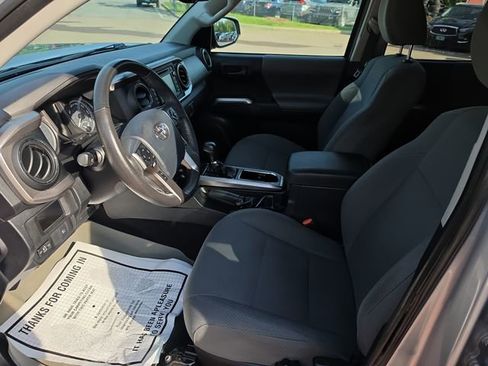 Used 2018 Toyota Tacoma SR5 AWD/4WD image 9