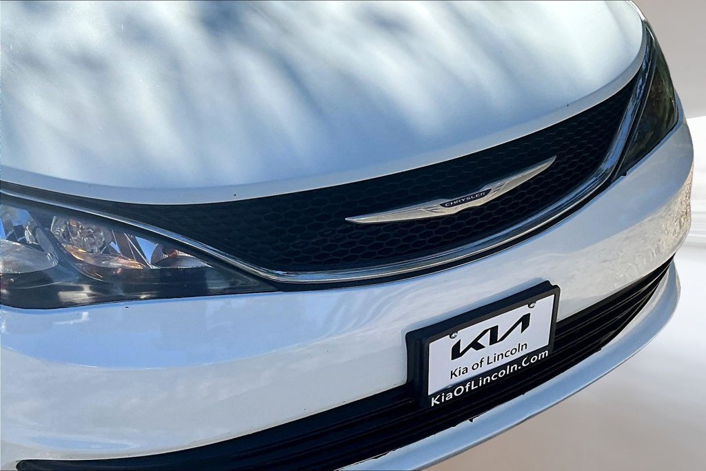 Used 2020 Chrysler Voyager Lxi FWD image 29
