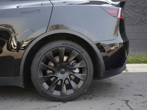 Used 2021 Tesla Model Y Long Range image 34