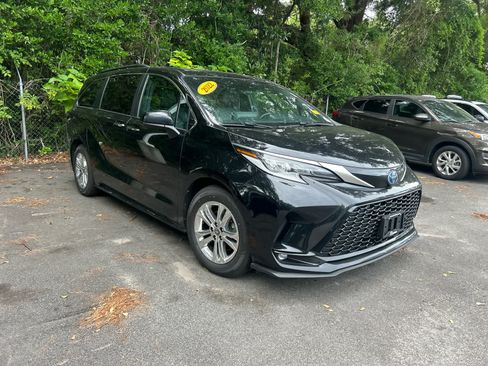 Used 2022 Toyota Sienna XSE w/ XSE Plus Package AWD/4WD image 5