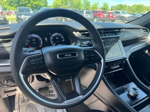 Used 2025 Jeep Grand Cherokee 4WD image 14