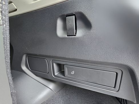 Used 2023 Volkswagen Tiguan SE w/ Panoramic Sunroof Package FWD image 27