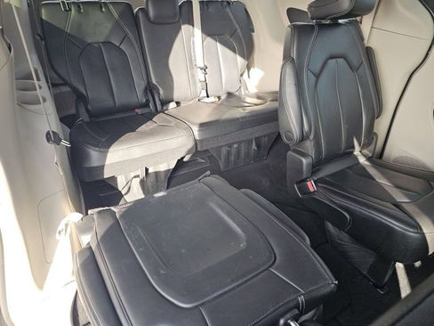 Used 2023 Chrysler Pacifica Touring-L image 5