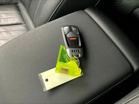 Used 2022 Audi Q5 2.0T Premium w/ Convenience Package image 13