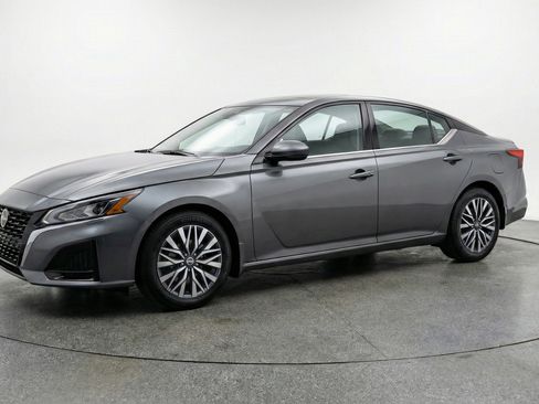 Used 2025 Nissan Altima 2.5 SV FWD image 3