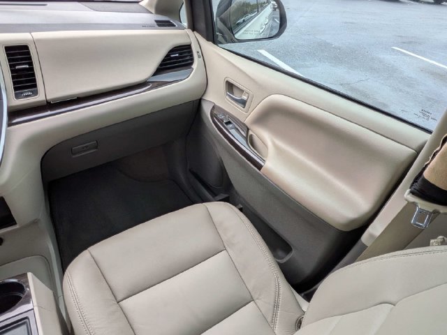 Used 2017 Toyota Sienna XLE Premium FWD image 18