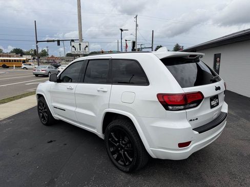 Used 2017 Jeep Grand Cherokee Altitude AWD/4WD image 3