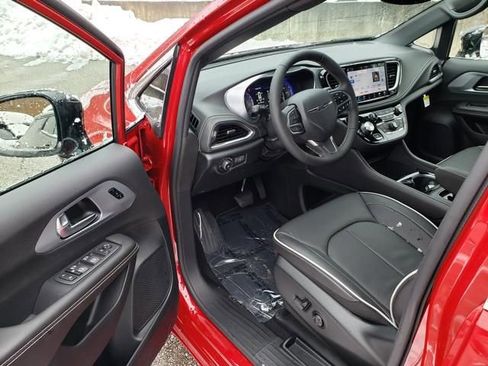 New 2026 Chrysler Pacifica Limited image 6