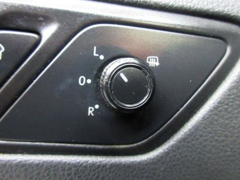 Used 2017 Volkswagen Jetta SE image 38