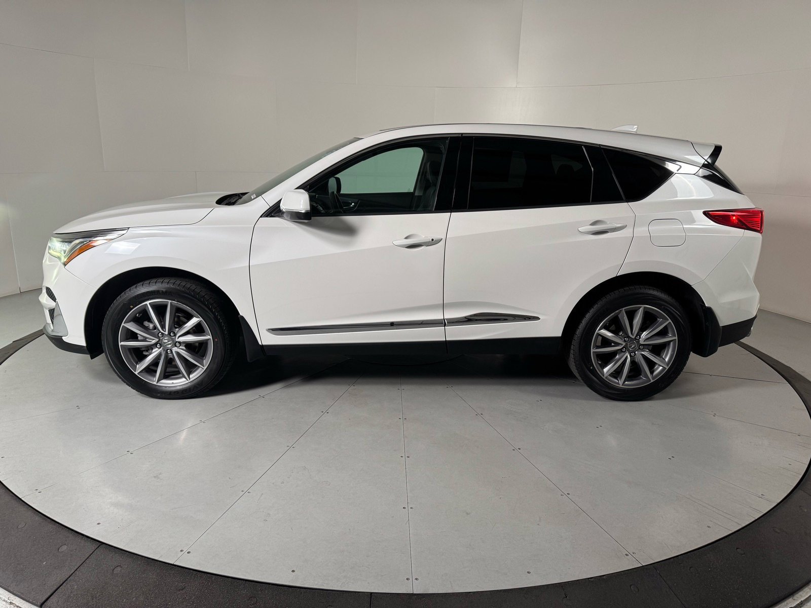 Used 2020 Acura RDX w/ Technology Package AWD/4WD image 2