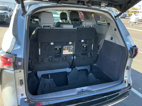 Used 2023 Toyota Sienna Limited image 34