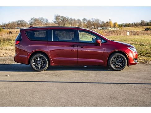 Used 2020 Chrysler Pacifica Touring-L w/ Advanced Safetytec Group image 2
