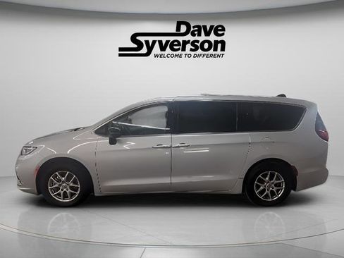 Used 2024 Chrysler Pacifica Touring-L image 2