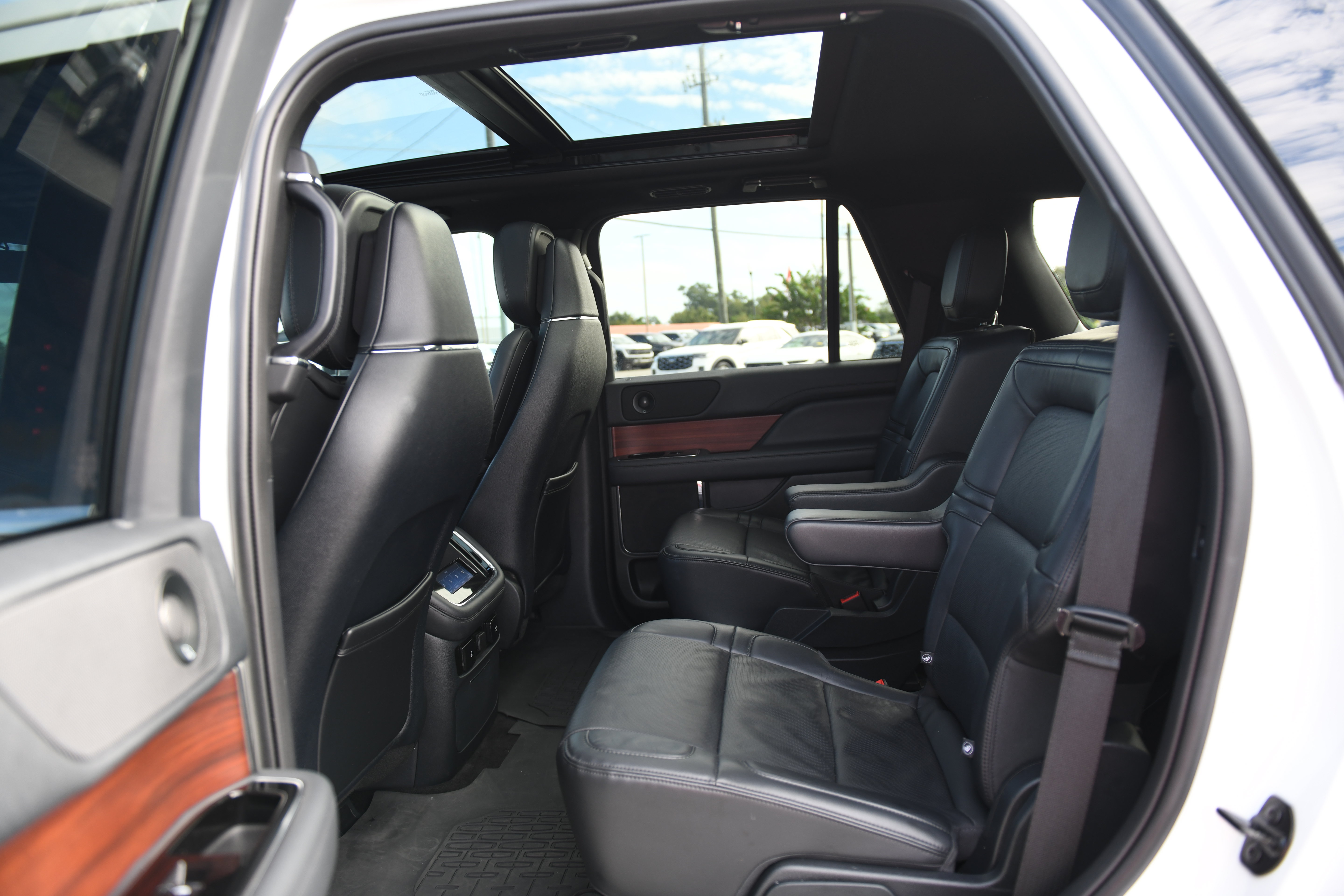 Used 2023 Lincoln Navigator Reserve w/ Monochromatic Package RWD image 17
