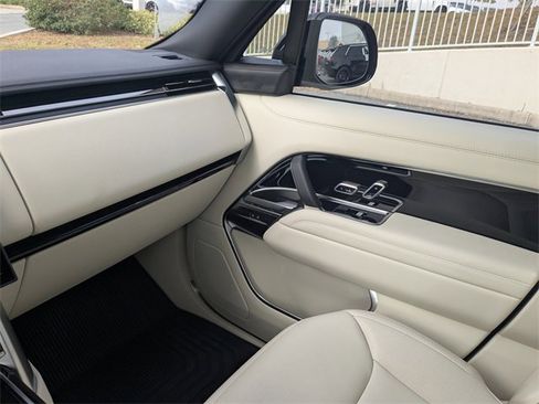 Used 2025 Land Rover Range Rover SE image 13