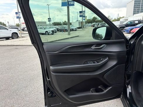 Used 2025 Jeep Grand Cherokee Laredo RWD image 15