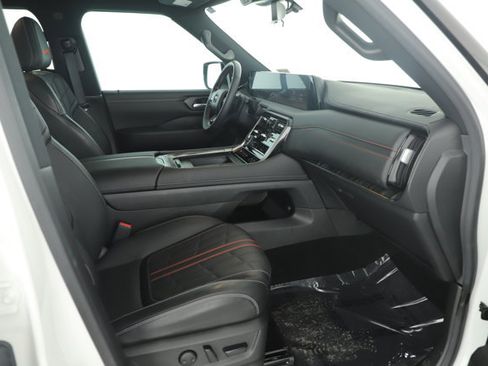 Used 2025 Nissan Armada PRO-4X image 7