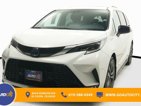 Used 2021 Toyota Sienna XSE FWD image 1