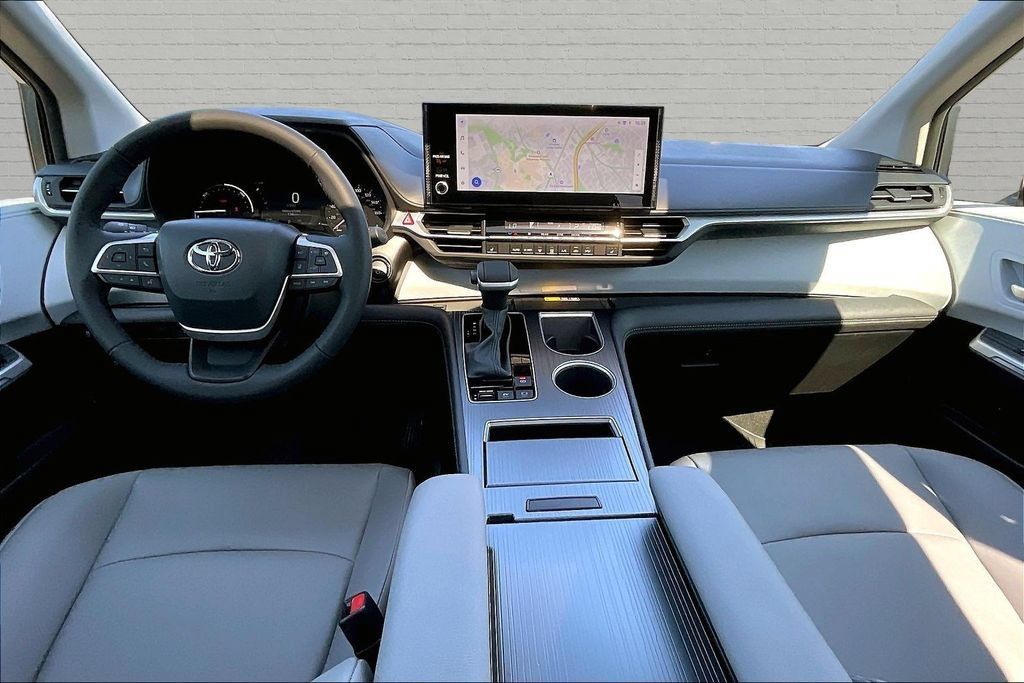 Used 2026 Toyota Sienna XLE FWD image 7