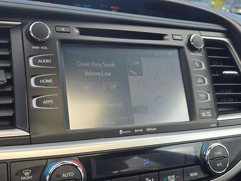 Used 2019 Toyota Highlander XLE AWD/4WD image 23