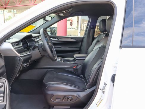 Used 2023 Jeep Grand Cherokee Altitude image 7