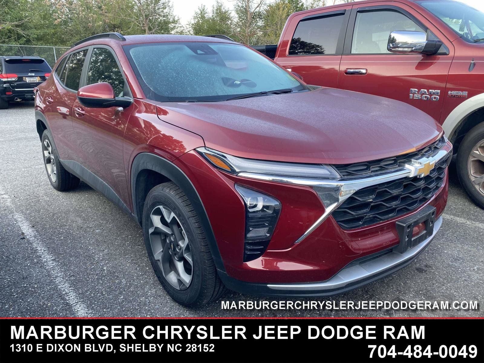 Used 2025 Chevrolet Trax LT FWD image 1
