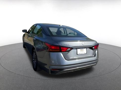 Used 2025 Nissan Altima 2.5 SV image 11