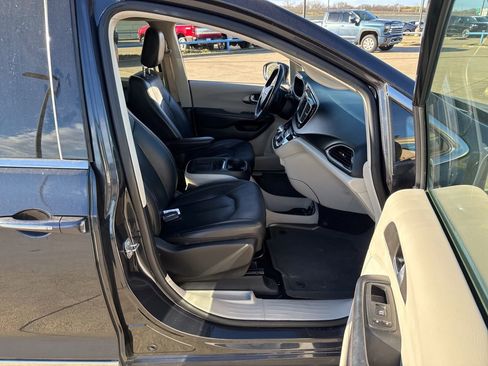 Used 2020 Chrysler Pacifica Touring-L image 13