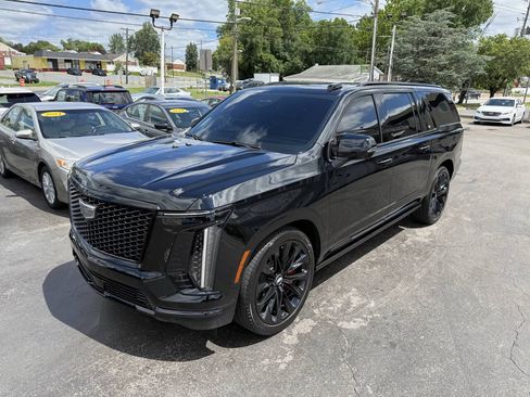 Used 2025 Cadillac Escalade ESV Sport Platinum AWD/4WD image 2
