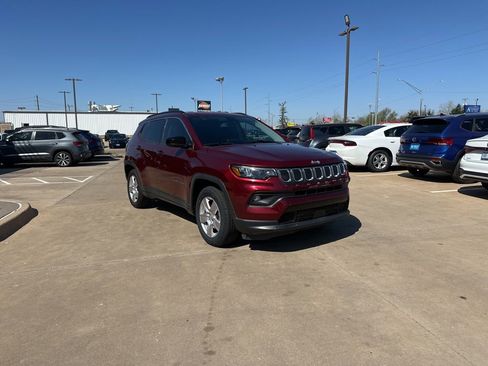 Used 2022 Jeep Compass Latitude FWD image 3