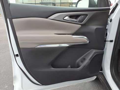 Used 2025 Chevrolet Traverse LT w/ Driver Confidence Package image 4