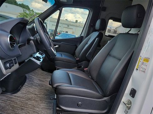 Used 2022 Mercedes-Benz Sprinter 2500 image 12