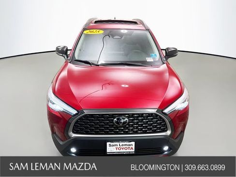 Used 2025 Toyota Corolla Cross XLE w/ Convenience Package FWD image 9