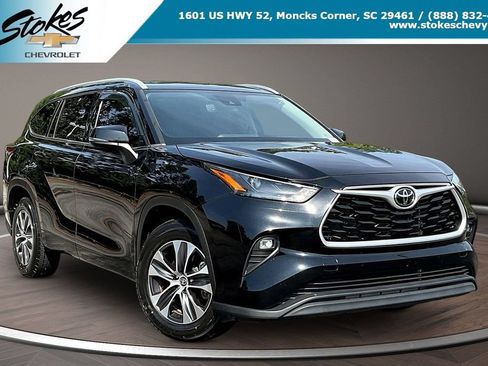 Used 2022 Toyota Highlander XLE FWD image 1