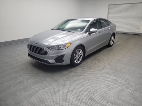 Used 2020 Ford Fusion SE FWD image 2