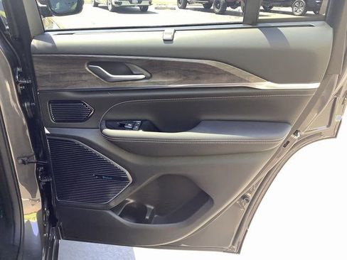 New 2023 Jeep Grand Cherokee Overland w/ Luxury Tech Group IV image 37