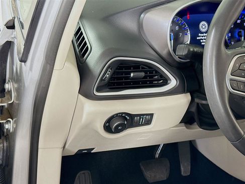 Used 2024 Chrysler Pacifica Touring-L FWD image 4