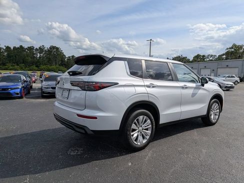 New 2026 Mitsubishi Outlander ES FWD image 3