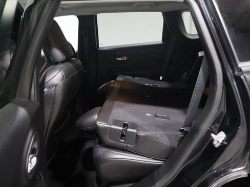 Used 2019 Jeep Cherokee Trailhawk w/ Cold Weather Group image 18