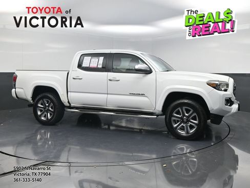 Used 2017 Toyota Tacoma Limited image 1