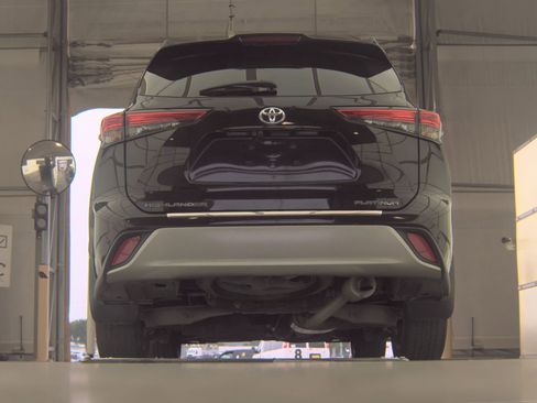 Used 2020 Toyota Highlander Platinum FWD image 11