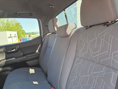 Used 2017 Toyota Tacoma TRD Off-Road w/ Premium & Technology Package AWD/4WD image 20