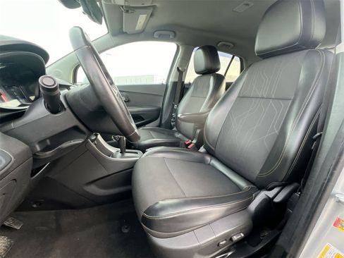 Used 2017 Chevrolet Trax LT w/ LT Convenience Package image 17
